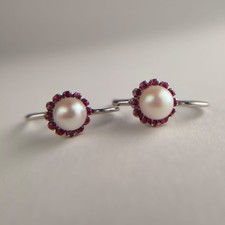 Orecchini vintage in oro bianco 18 kt con perla e corindoni design floreale