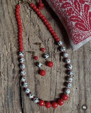 Collana  girocollo donna rosso, bianco e nero con orecchini abbinati.