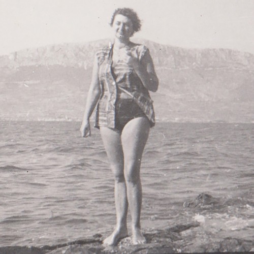 Giovane donna piedi - in,