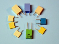 CONDENSATORE POLIESTERE 330NF