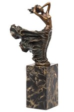 Statua di bronzo nello stile