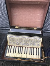 Stupenda grande fisarmonica verde incl. - custodia originale completamente intatta