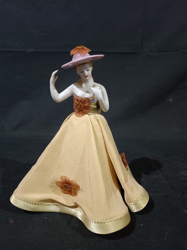 Statuina half dolls bavienthal - half,