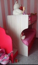 cameretta a ponte 2 letti, armadio, cassettiera e un comodino. Colore rosso.