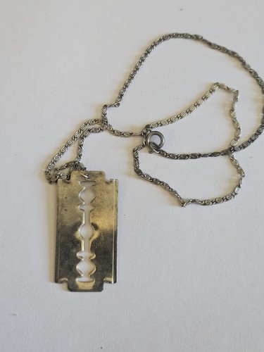 Collana con ciondolo lama