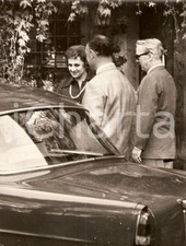 1960 ca ROMA Segretaria di Liz TAYLOR lascia la villa dopo licenziamento *Foto