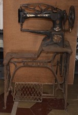 VECCHIA MACCHINA DA CUCIRE PER