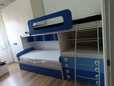 cameretta soppalco azzurre e bianca