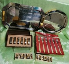 Lotto BICOLORE ACCIAIO ORO: posate dolce 2 vassoi 6 portatovaglioli 6 segnaposto