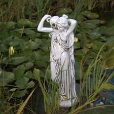 Donna con brocca acqua corso