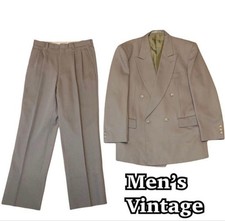 Vecchi vestiti da uomo Greige