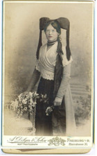 193 - Cdv ragazza con occhiali e costume tradizionale colorato - Friburgo
