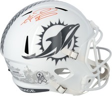 Elmetto replica Tua Tagovailoa Dolphins firmato Riddell 2024 Salute to Service