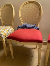 38 sedie di legno usate color beige con seduta morbida color rosso