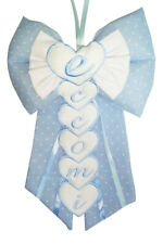 FIOCCO NASCITA/COCCARDA FIOCCO ECCOMI RICAMATO AZZURRO Lavorato del tutto a mano