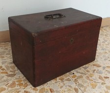 Antico piccolo baule in legno