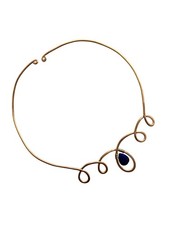 collana artigianale rigida fatta a mano in alluminio dorato battuto lapislazuli