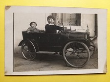 Bimbi su bella automobilina a