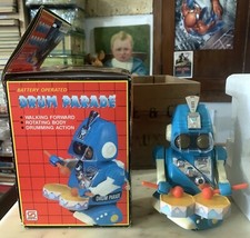 VINTAGE GIOCATTOLO PLASTICA ROBOT DRUM PARADE SUPERTOYS CINA 1987 IMBALLATO no spazio latta