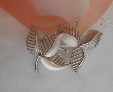 Spilla firma TRIFARI doppia foglia metallo argentato trifanium