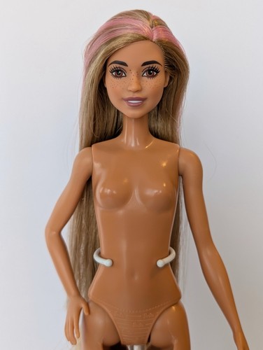 Barbie stylist salon doll 2022 - stylist,