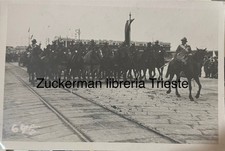 foto anni 40 ca militari a cavallo su sfondo MOSTRA DEL MARE TRIESTE MOLO