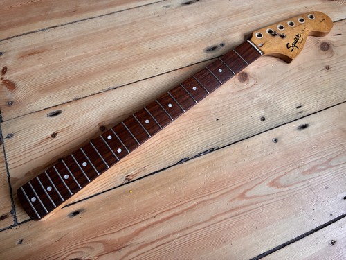 Squier strat fender guitar - by,