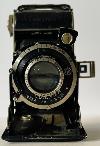 Antica macchina fotografica - , a