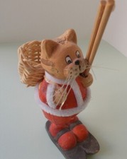 Gatto in ceramica vestito da Babbo Natale con gli Sci alto cm12 con cesta vimini