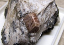 Minerali perfetto grande cristallo ZIRCONE fluorescente Val Grande da Malesco VB