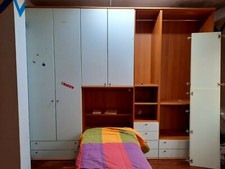 cameretta verde 2 letti singoli con rete a doghe e con ampia scrivania 