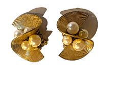 Spettacolari orecchini vintage firmati Miriam Haskell anni '60 tono oro e perle