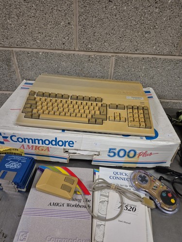 Commodore amiga 500 - commodore, plus