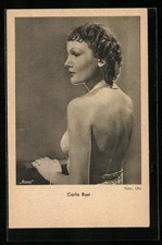 Cartolina attrice Carla Rust con il dorso alla macchina fotografica 