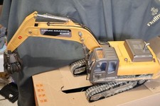 Escavatore cingolato Carson 1:12 con pinza RC Dirt Look senza trasmettitore modello da vetrina