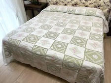 Copriletto Fatto a Mano all'Uncinetto con Riquadri in Cotone Ricamati