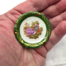 Piatto e supporto miniatura porcellana Limoges coppia corteggiamento vittoriano verde #2