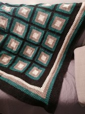 Bellissima coperta all'uncinetto. NUOVA in microciniglia per letto singolo.