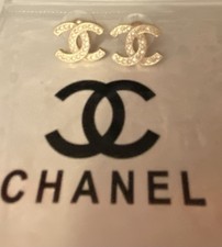 Orecchini Chanel CC con logo