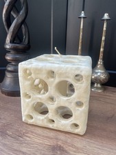 Statua insolita reticolata