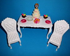 %*Arredi Barbie*grande tavolo*sedie*cocktail*torta*piatto*cucchiaio*fiori*ciotola*%