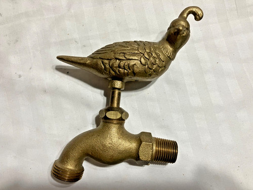 Vecchio rubinetto tubo acqua