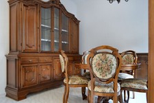 Sala stile classico, 2 credenze, tavolo allungabile con 6 sedie e lampadario