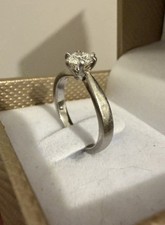 Anello solitario con diamante