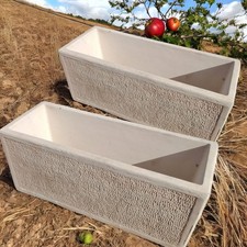 2 FIORIERE IN CEMENTO CON FINITURA BOCCIARDATA ANTICHIZZATA (93X35X43h)