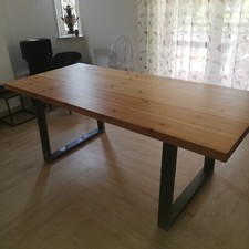 Tavolo in Legno Pino Lineare con Piedi in Ferro Grezzo