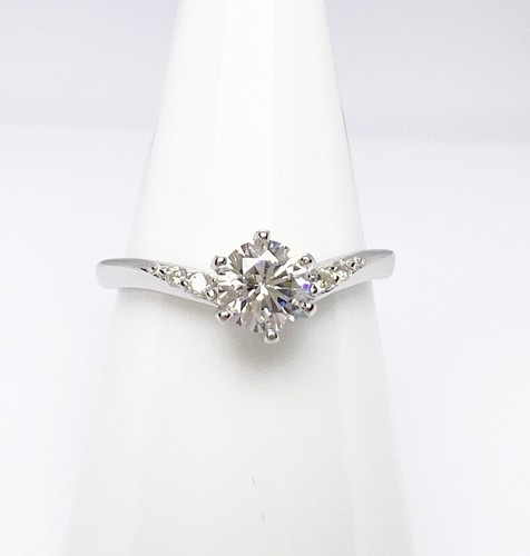 Anello solitario scintillante