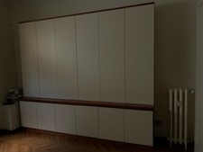 Armadio artigianale ante bianche e ripiani interni 235x277x45