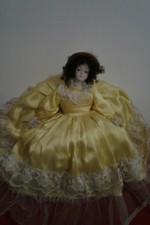 bambola d epoca con cuscino