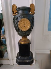 Rare pendule urne en bronze patiné et doré